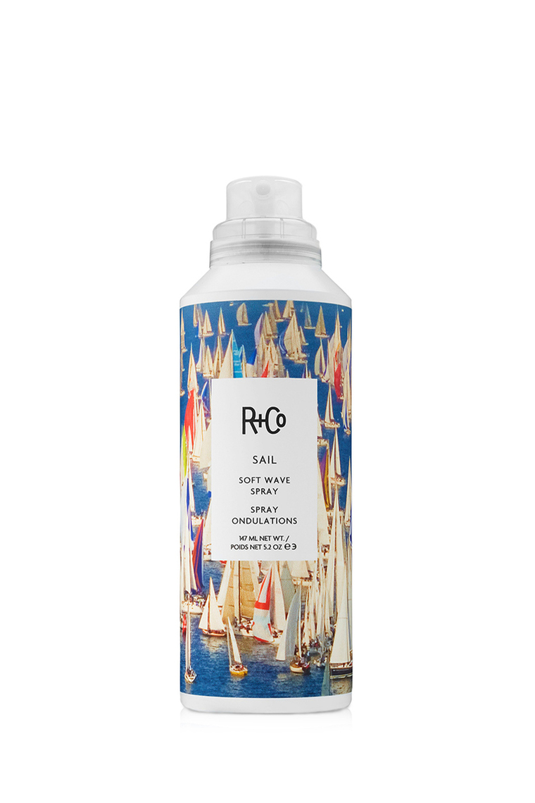 R+Co : SAIL SOFT WAVE SPRAY : <p>ОТКРЫТОЕ МОРЕ ТЕКСТУРИРУЮЩИЙ СПРЕЙ</p>

<p>ТЕКСТУРИРУЮЩИЙ СПРЕЙ «ОТКРЫТОЕ МОРЕ» позволяет с виртуозностью мастера создать естественные и объемные локоны. Спрей призван придавать волосам естественный объем и текстуру без утяжеления. После нанесения волосы мягкие, эластичные, блестящие – как раз то, о чем вы мечтали.</p>
