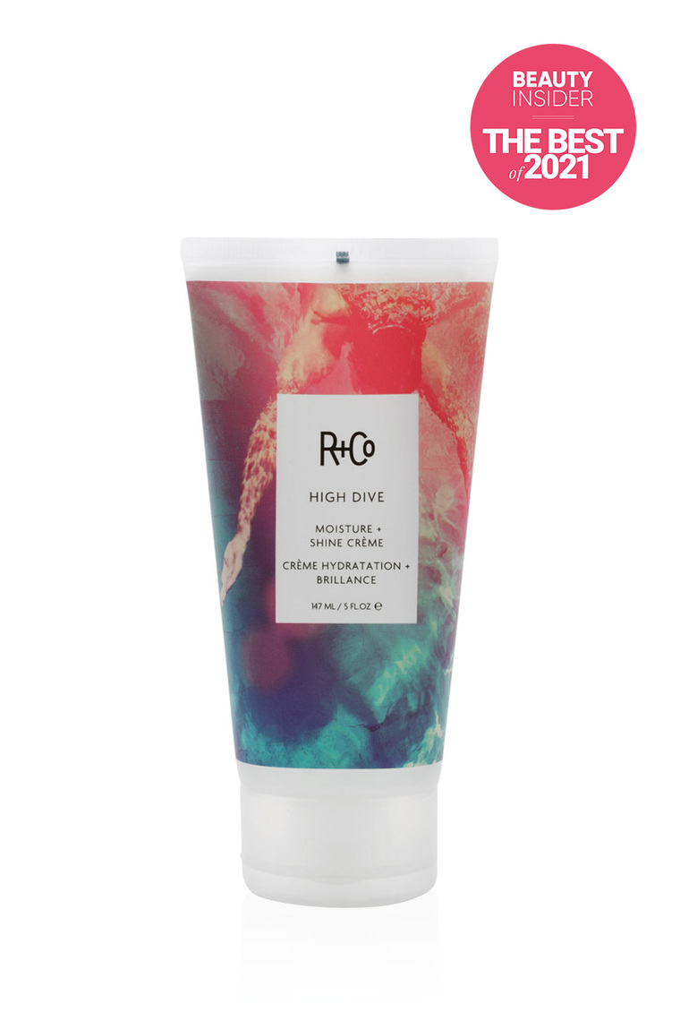 R+Co : HIGH DIVE MOISTURE + SHINE СREME : <p>ГЛУБОКОЕ ПОГРУЖЕНИЕ УВЛАЖНЯЮЩИЙ КРЕМ ДЛЯ БЛЕСКА</p>

<p>Этот инновационный увлажняющий крем с тающей структурой обеспечивает обильное увлажнение волосам, делая их мягкими и гладкими. Его легкая, шелковистая текстура облегчает расчесывание, придает волосам сияние, обеспечивая естественный вид, объем и блеск. Отлично подходит для вьющихся и пористых волос для придания дисциплины кудрям.</p>
