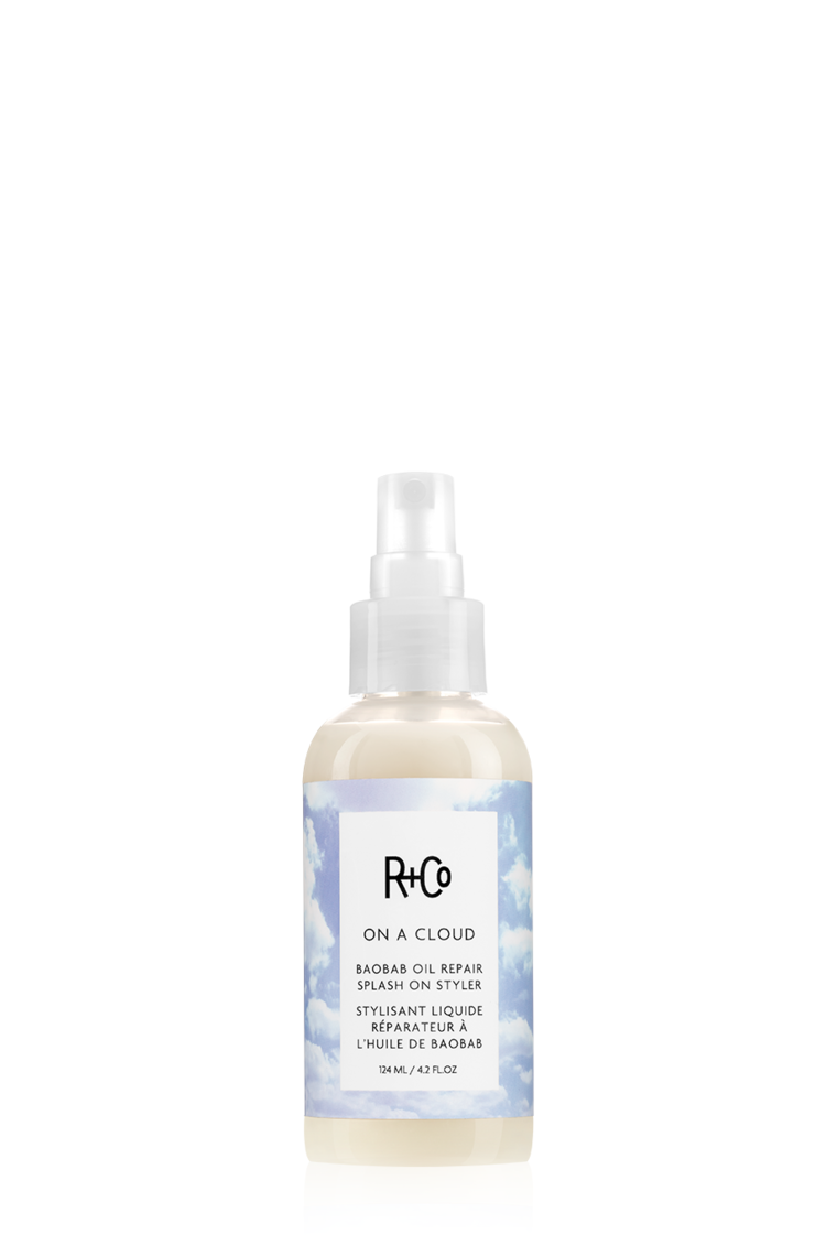 R+Co : ON A CLOUD BAOBAB OIL REPAIR SPLASH ON STYLER : <p>НА ОБЛАКЕ НЕСМЫВАЕМЫЙ УХОД ДЛЯ ВОССТАНОВЛЕНИЯ ВОЛОС С МАСЛОМ БАОБАБА</p>

<p>Рай для твоих волос начинается НА ОБЛАКЕ. Обогащённая маслами маска увлажняет и восстанавливает волосы. Кремовая, насыщенная протеинами формула возобновляет связи в структуре, восполняет необходимое количество питательных компонентов и витаминов, укрепляет и придает эластичность волосам по всей длине. Запатентованный комплекс насыщенного протеинами масла баобаба восстанавливает внешнюю и внутреннюю структуру волос.</p>
