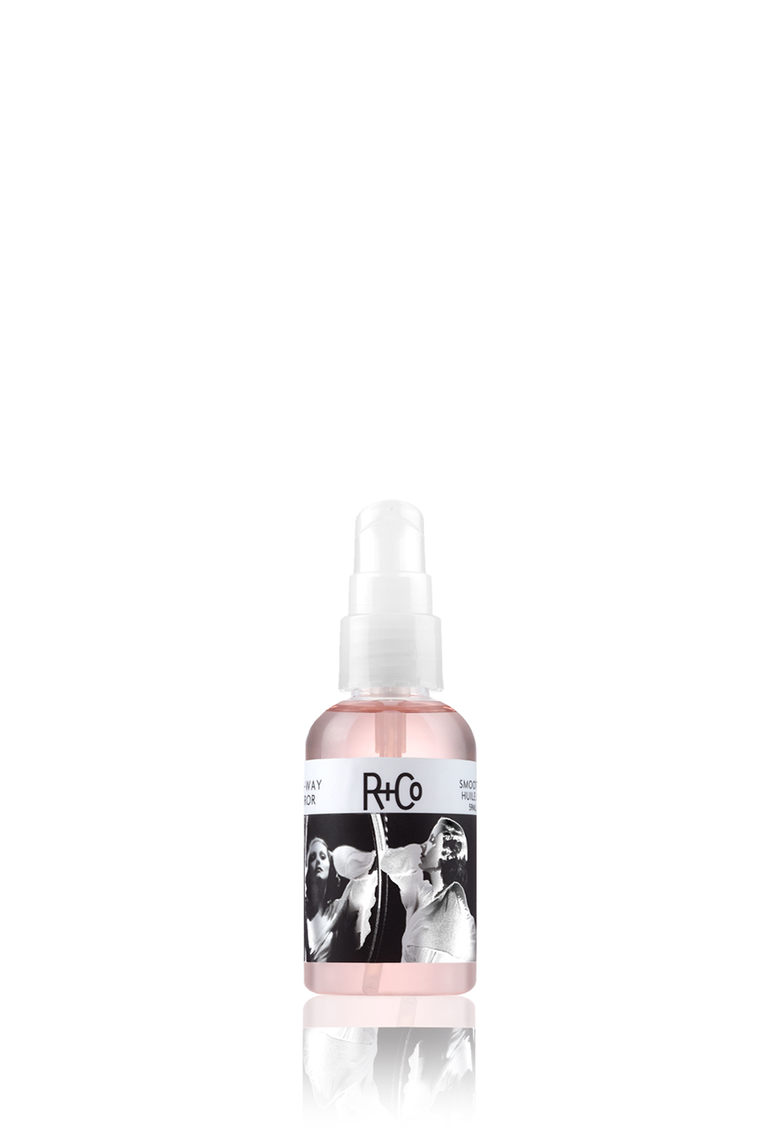 R+Co : TWO-WAY MIRROR SMOOTHING OIL : <p>ЗАЗЕРКАЛЬЕ МАСЛО ДЛЯ РАЗГЛАЖИВАНИЯ И БЛЕСКА</p>

<p>Поймай идеальное отражение своих волос в ЗАЗЕРКАЛЬЕ. Разглаживающее масло с тающей текстурой не утяжеляет волосы, придает гладкость и блеск. Обновленная формула масла восстанавливает и питает волосы, закрывает поврежденные кутикулы, обладает термозащитой и эффектом anti-frizz.</p>
